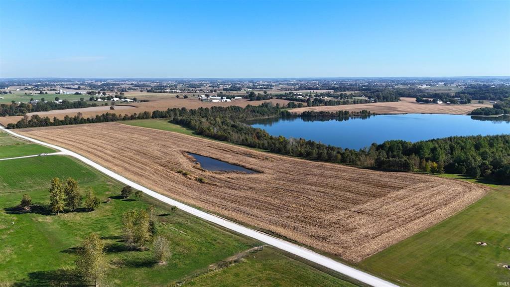 Aerial view of farmland and lake for 22 acre Daviess County auction